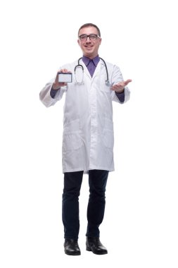 Genç doktor elinde kartvizitle kameraya gülümsüyor.