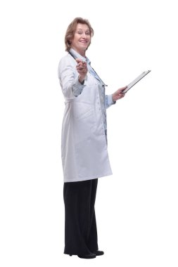 Kadın doktorun elinde bir pano tutarken ve üzerine yazı yazarken yan görüntüsü.