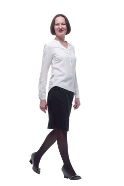 Gülümseyen iş kadını, beyaz bir arkaplanda tek başına ileri doğru yürüyor..