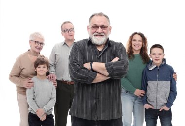 Mutlu büyükbaba ailesinin önünde duruyor..