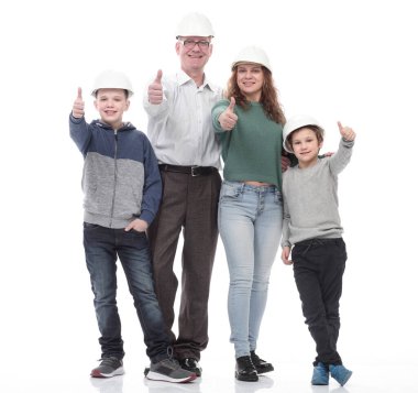 Tam gelişim. Koruyucu kasklı mutlu aile..