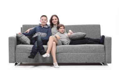 Büyük, rahat bir koltukta oturan mutlu bir aile..