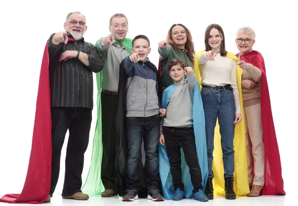 In vollem Wachstum. glückliche Familie in Superhelden-Regenmänteln. — Stockfoto