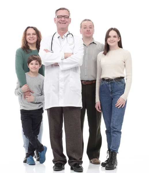 Família feliz e seu médico de família de pé juntos. — Fotografia de Stock