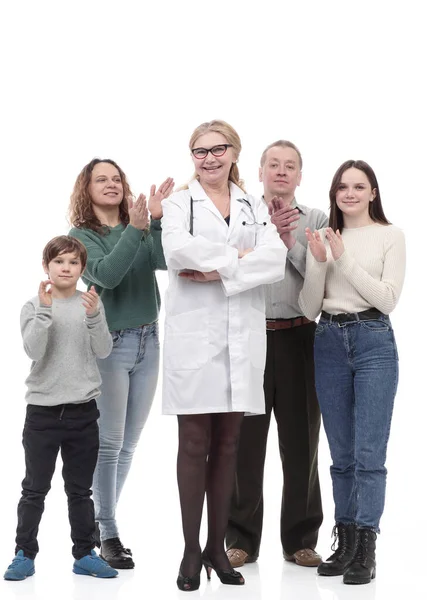 Familia feliz y su médico de familia de pie juntos. —  Fotos de Stock