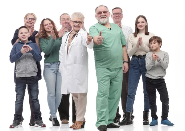 Šťastná rodina a jejich rodinný lékař stojí spolu. — Stock fotografie