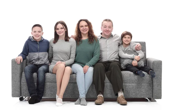 Famiglia felice seduta su un grande divano confortevole. — Foto Stock