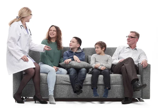 Retrato de una familia numerosa con su médico de familia. —  Fotos de Stock