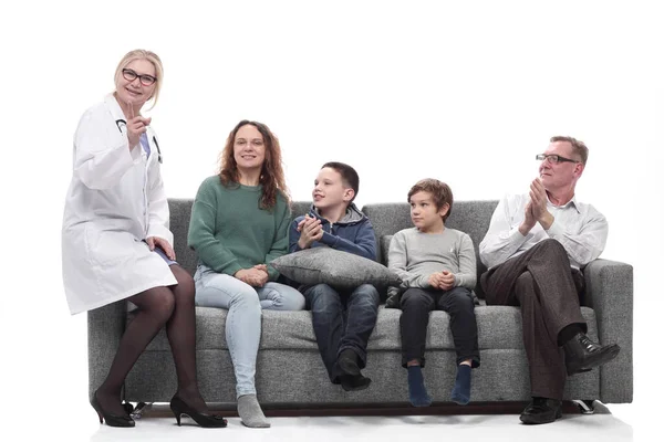 Retrato de una familia numerosa con su médico de familia. —  Fotos de Stock