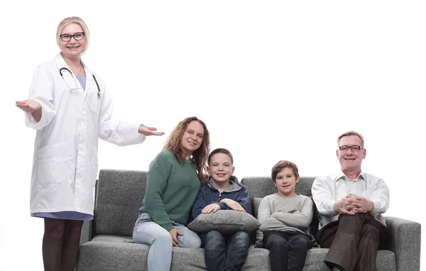 Retrato de una familia numerosa con su médico de familia. — Foto de Stock