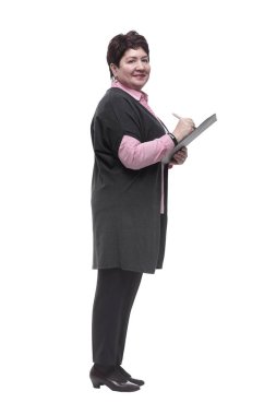 Yan görünüş. Kendine güvenen olgun bir kadın not alıyor.