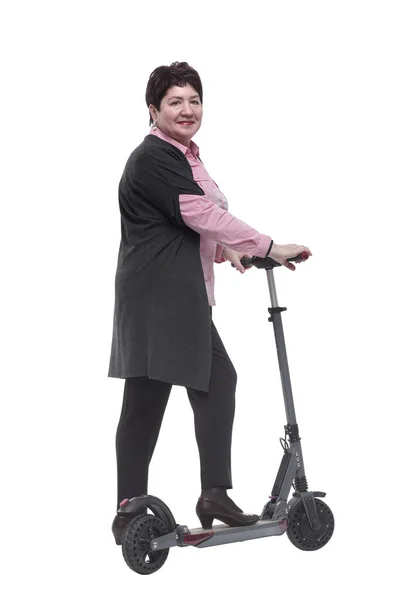 Vue arrière. mature femme départ sur un scooter électrique — Photo