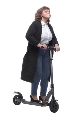 Tam gelişim. Elektrikli scooterlı kendine güvenen yetişkin bir kadın.