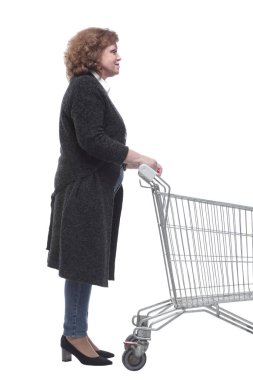 Yan görünüş. Alışveriş arabalı sıradan bir kadın ileriye bakıyor.