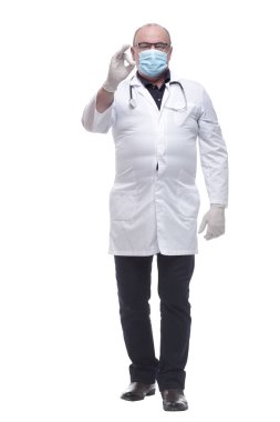 Tam gelişim. Koruyucu maskeli ciddi bir doktor.