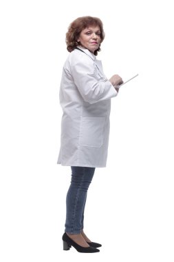 Yan görünüş. Dijital tablet kullanan kadın doktor