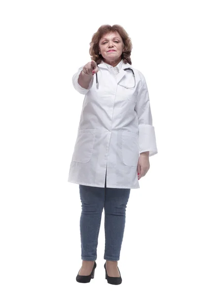 I full tillväxt. kvalificerad kvinnlig läkare med stetoskop — Stockfoto