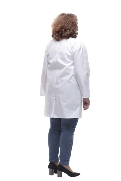 Οπίσθια όψη. γυναίκα γιατρός ψάχνει να διαβάσει μια διαφήμιση σε μια λευκή οθόνη. — Φωτογραφία Αρχείου