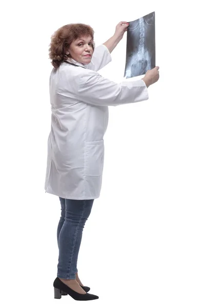 Vista laterale. medico donna guardando una radiografia dei polmoni — Foto Stock