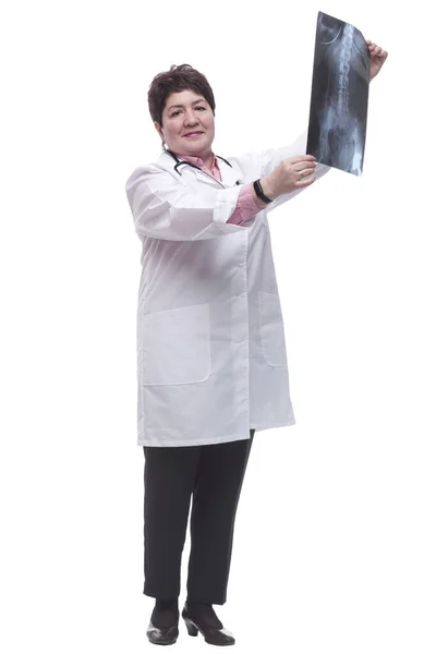 In full growth. a smiling female doctor examining an x -ray of a patient — Stock Photo, Image