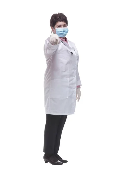 Em pleno crescimento. um médico em uma máscara protetora lendo um anúncio em uma parede branca. — Fotografia de Stock