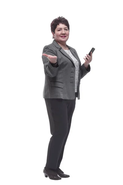В полном росте. обычная зрелая женщина со смартфоном — стоковое фото