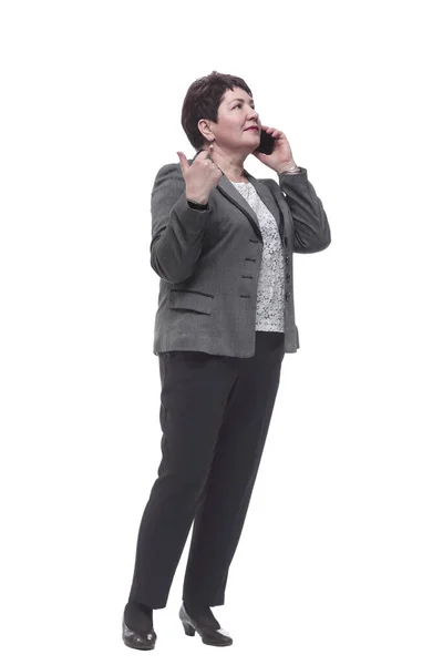 I full tillväxt. framgångsrik mogen kvinna talar på sin smartphone — Stockfoto