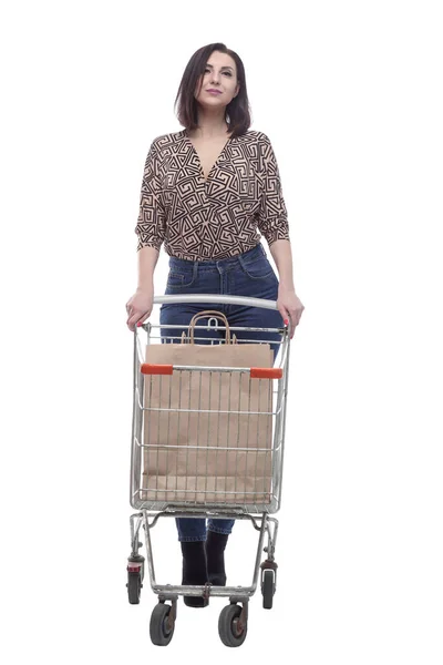 In vollem Wachstum. eine attraktive junge Frau mit einem Einkaufswagen. — Stockfoto