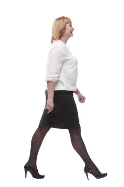 Tam gelişim. Gülümseyen iş kadını ileriye doğru yürüyor. .