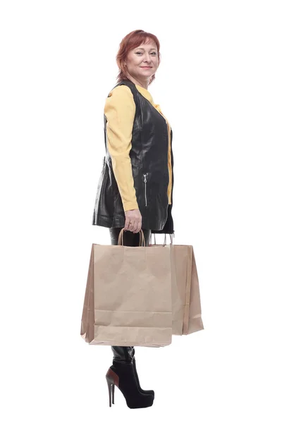 쇼핑 가방을 들고 있는 행복 한 중년 여성. 외따로 떨어져 있는 백인 — 스톡 사진