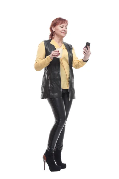 Зрелая женщина со смартфоном и кофе, чтобы забрать — стоковое фото