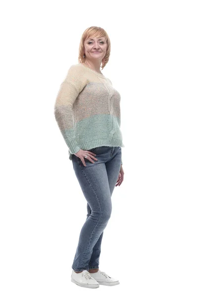 Lässig lächelnde Frau in Jeans und weißem Pullover. — Stockfoto