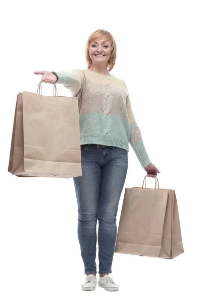 En pleno crecimiento. atractiva mujer casual con bolsas de compras . — Foto de Stock