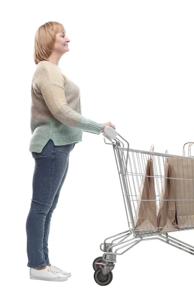 W pełnym wzroście. atrakcyjna kobieta z wózkiem na zakupy . — Zdjęcie stockowe