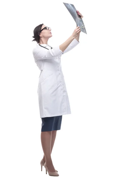 En pleno crecimiento. doctora con una radiografía en las manos. —  Fotos de Stock