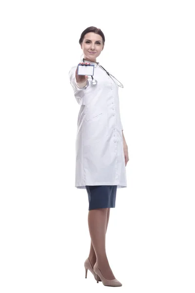 पूर्ण वाढीमध्ये. महिला डॉक्टर तिला भेट कार्ड दर्शविते . — स्टॉक फोटो, इमेज