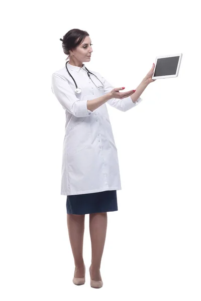 Σε πλήρη ανάπτυξη. γυναίκα γιατρός με ψηφιακό δισκίο. — Φωτογραφία Αρχείου