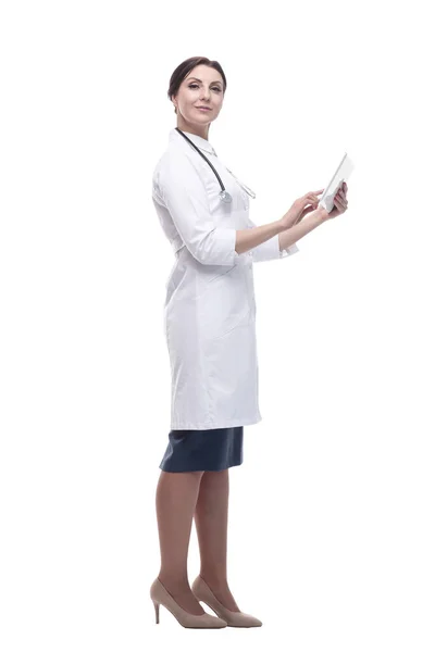 Em pleno crescimento. médico feminino com um comprimido digital. — Fotografia de Stock