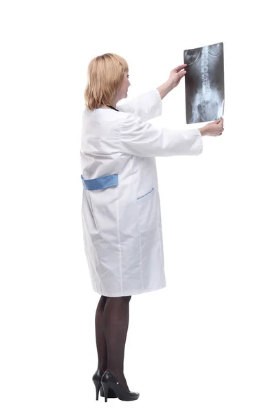 Ärztin beim Röntgen der Brust. — Stockfoto