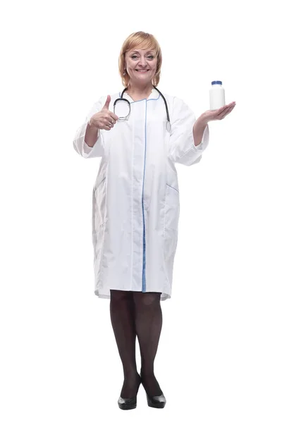 W pełnym wzroście.friendly kobieta lekarz z dezynfektorem w ręku. — Zdjęcie stockowe