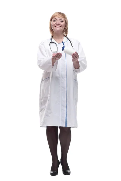 W pełnym wzroście.friendly kobieta lekarz z dezynfektorem w ręku. — Zdjęcie stockowe