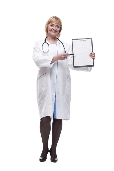 I full tillväxt. vänlig kvinnlig läkare med en urklipp. — Stockfoto