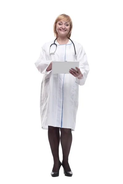 충분 한 시간이죠. 디지털 태블릿을 사용하는 성숙 한 여성 의사 . — 스톡 사진