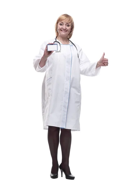 Em pleno crescimento.sorrindo médico mulher mostrando seu cartão de visita. — Fotografia de Stock