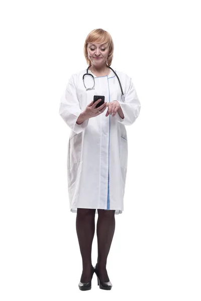 ）（拥有智能手机的成熟女医生 . — 图库照片