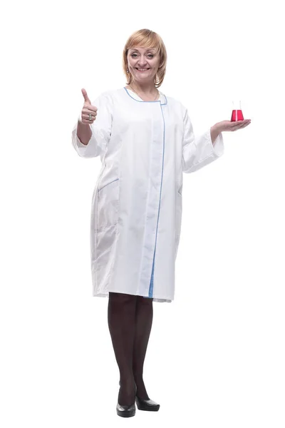 Mujer científica sonriente con un frasco de laboratorio. — Foto de Stock