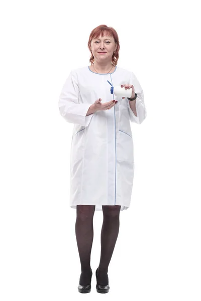 В полном росте. компетентная женщина-врач с дезинфицирующим средством . — стоковое фото