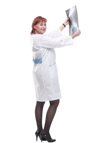 En pleine croissance. femme compétente avec une radiographie . — Photo