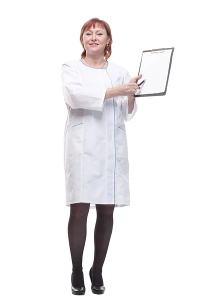 En pleine croissance. médecin féminin compétent avec presse-papiers . — Photo