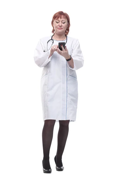 Em pleno crescimento. mulher médica com um smartphone. — Fotografia de Stock